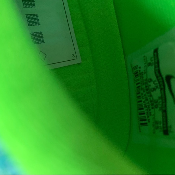 Nike Women’s Roshe One Flyknit Size 8 - Picture 6 of 7